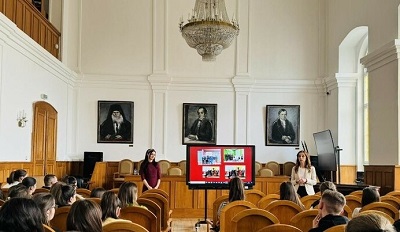 УНСС гостува в Априловската гимназия в Габрово